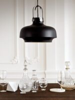 Hängelampe Copenhagen in schwarz über Tisch