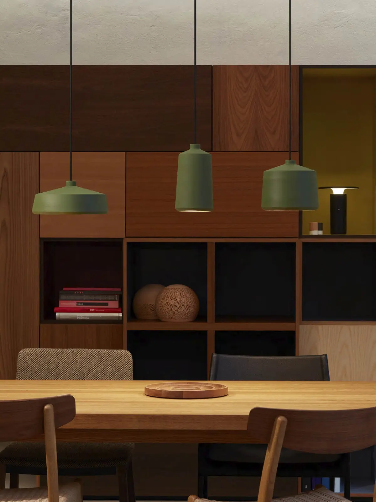 drei grüne Leuchten über Tisch Pott DesignOrt Blog: Flame 28 Flame 14 Flame 21 Pendelleuchten aus Keramik Pott Designort