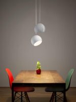 2x Nyta Tilt Globe weiss über Tisch