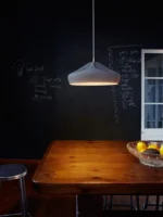 Pleat Box LED über Tisch