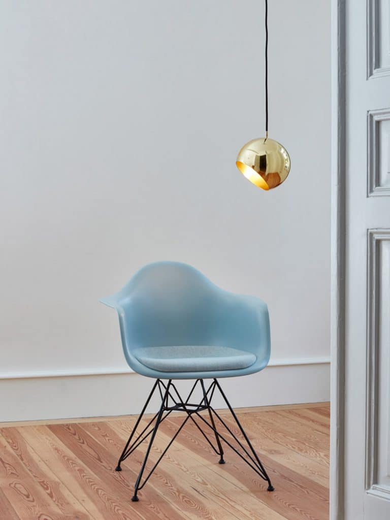 NYTA Tilt Globe Messing Leuchte