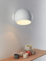 Kurze Wandleuchte Tilt Globe Wall Short