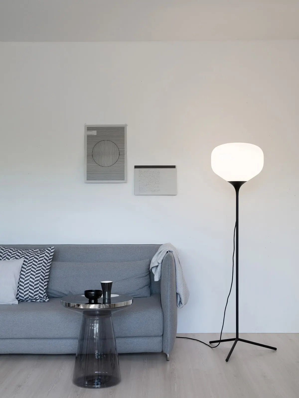 Schwarzer Lampenfuß und Lampenschirm aus Milchglas Stehleuchte neben Couch Awa Stehlampe TEO - ungewöhnliche Tripod Stehleuchte mit großem Glasschirm