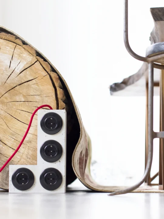 L Tetri Plug onkto Design aus Berlin Beton