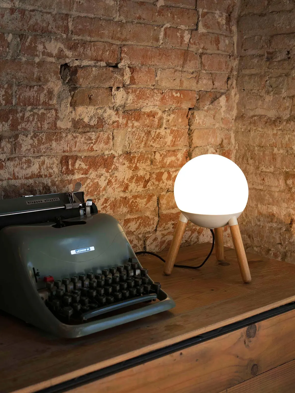 weiße Tischleuchte mit Holzfüßen Faro DesignOrt Blog: Best of Designduos Tisch Lampe Mine Table Faro Holz und Glas