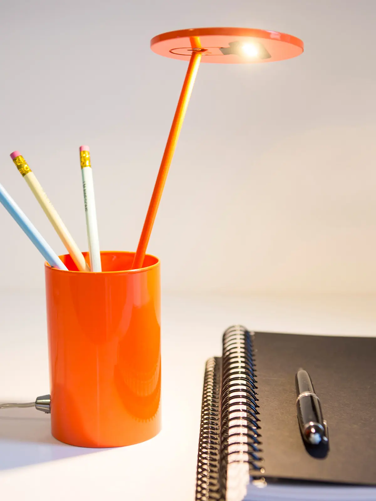 LED Leuchte mit Stiftebecher DesignOrt BLog: Designerleuchten in Orange E.T. Table Formagenda