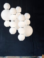 fünflammiger LED Lüster aus Opalglas Pearls Chandelier Formagenda