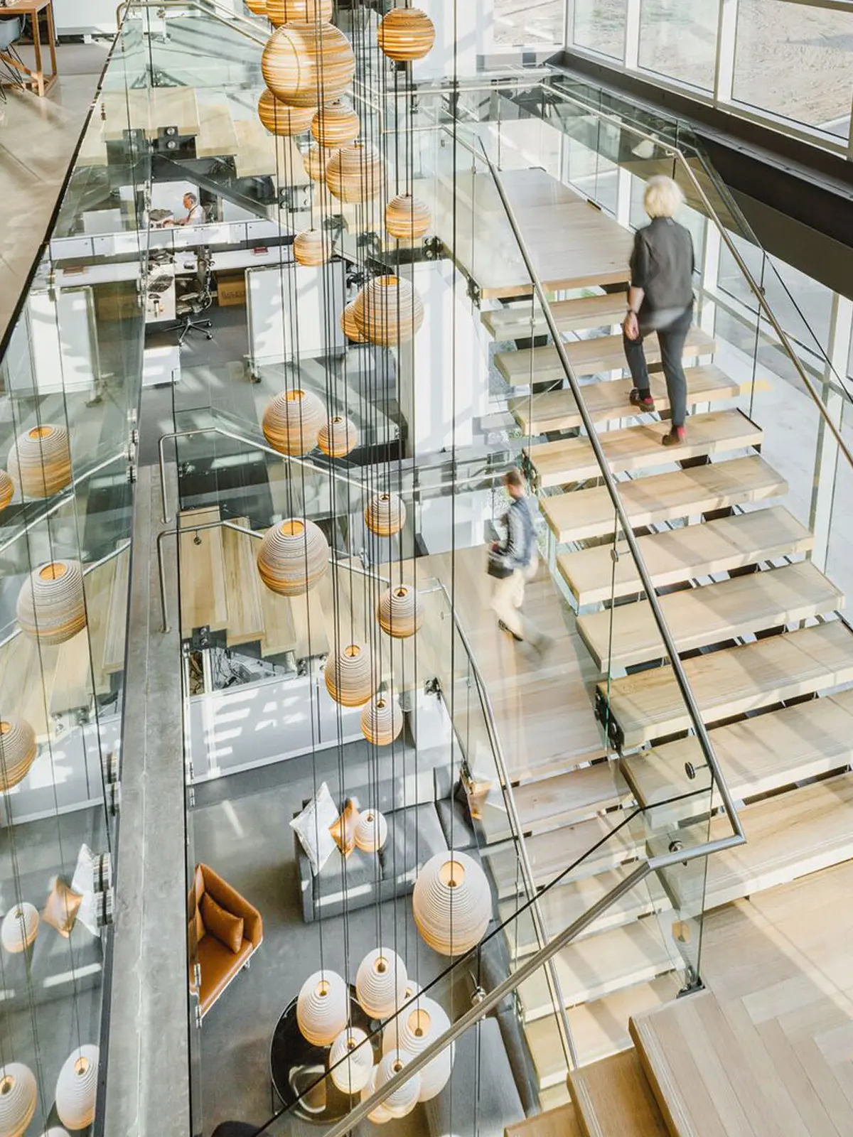 Pappleuchten im Treppenaufgang DesignOrt Blog: Beleuchtung für Korridor und Treppenaufgang SCRAPLIGHTS Moon Designerleuchten