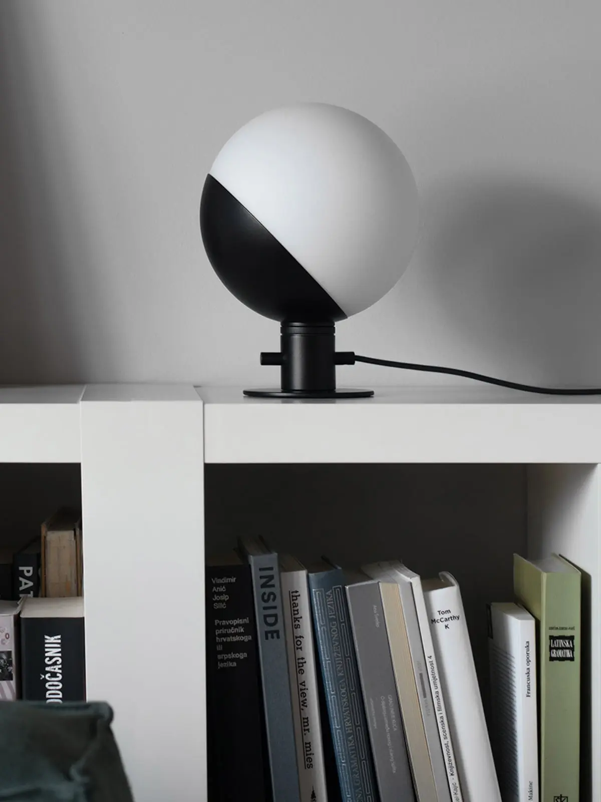 Tischlampe Schwarz Weiß mit Glas DesignOrt Blog: Baluna Lampenfamilie Baluna Table / Wall Grupaproducts Lampe aus Opalglas