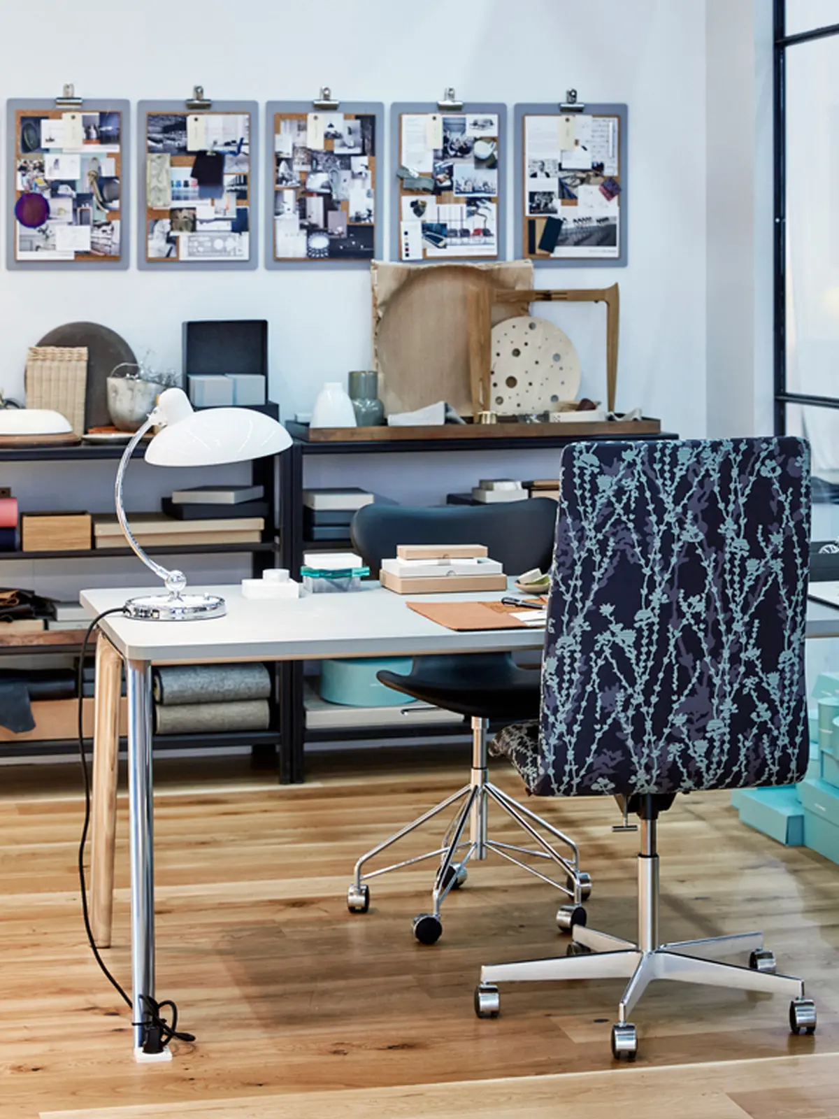 Kaiser Lampe auf Tisch DesignOrt Blog: Kaiser Idell T Luxus aus der Serie von Christian Dell