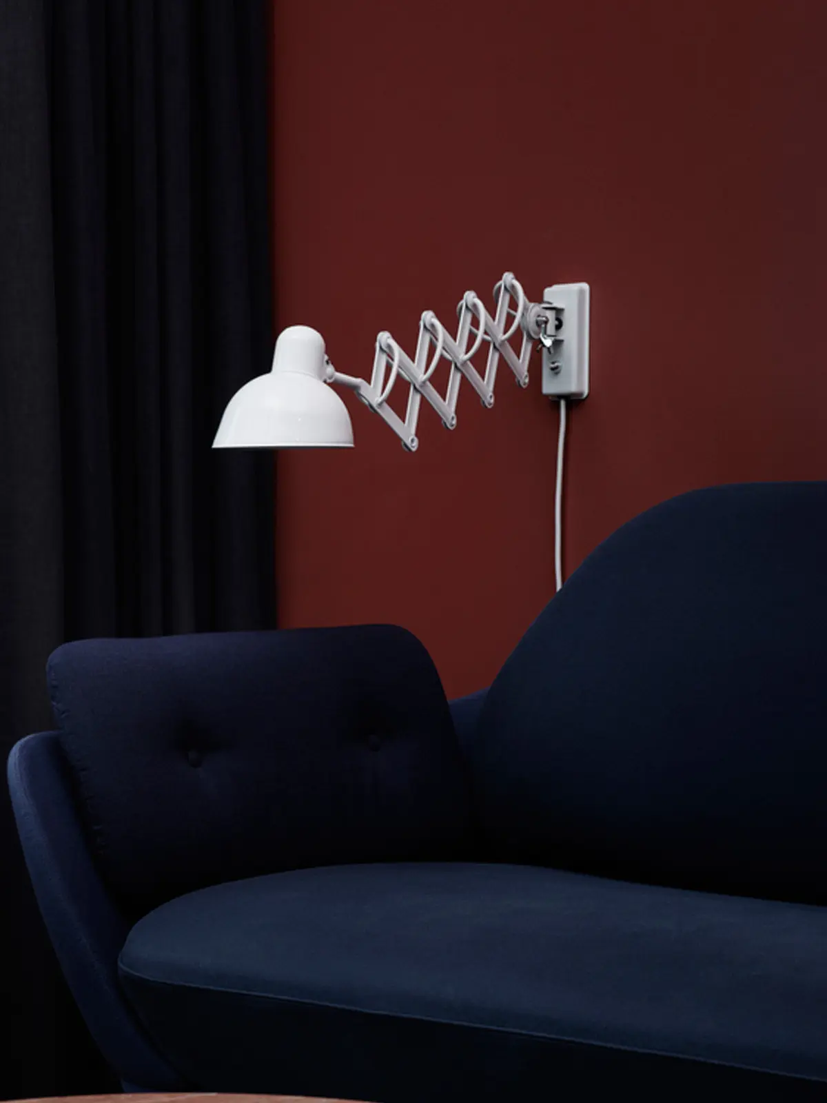 Scherenleuchte weiß Couch DesignOrt Blog Was ist eine Lampenfamilie? Lightyears Kaiser Idell Scherenlampe Wandleuchte Republic of Fritz Hansen