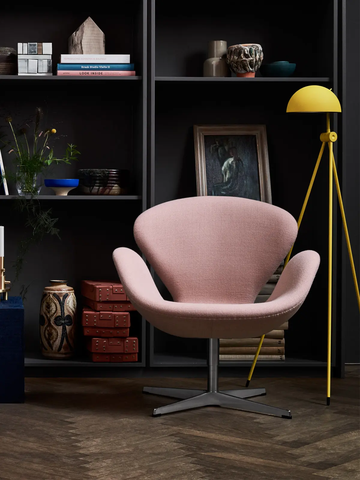 Designer im Portrait: Arne Jacobsen Swan Schwan Designer im Portrait: Arne Jacobsen Radon F Stehleuchte in Gelb Lightyears Republic of Fritz Hansen
