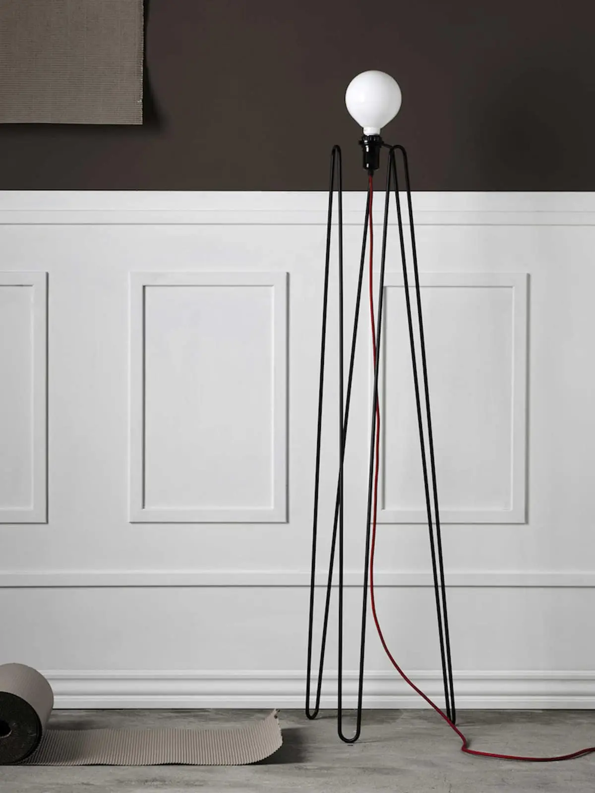 DesignOrt Blog: Die Designwelt von Grupaproducts Grupa Stehlampe Model DesignOrt Blog: Die Designwelt von Grupaproducts Grupa Stehlampe Model aus Stahl mit bunten Kabeln