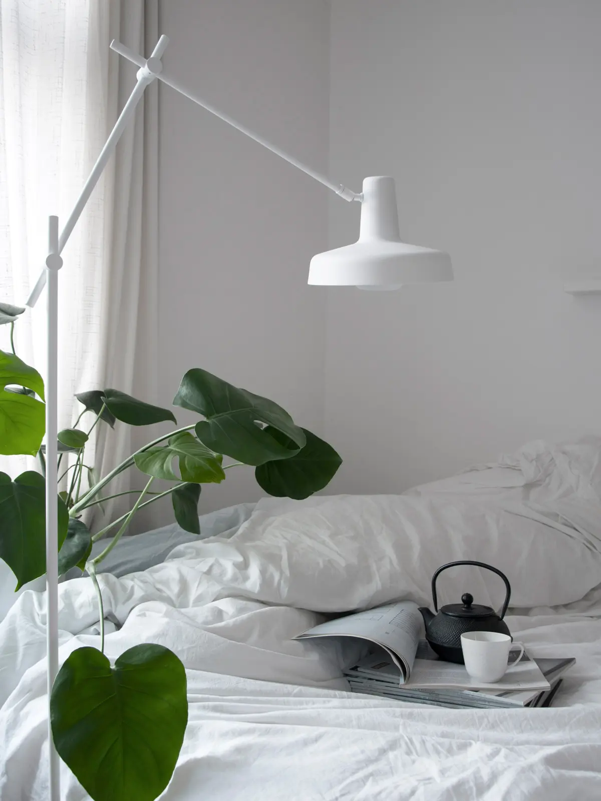 Stehlampe Arigato Floor von Grupa Products als Beleuchtung für das Bett