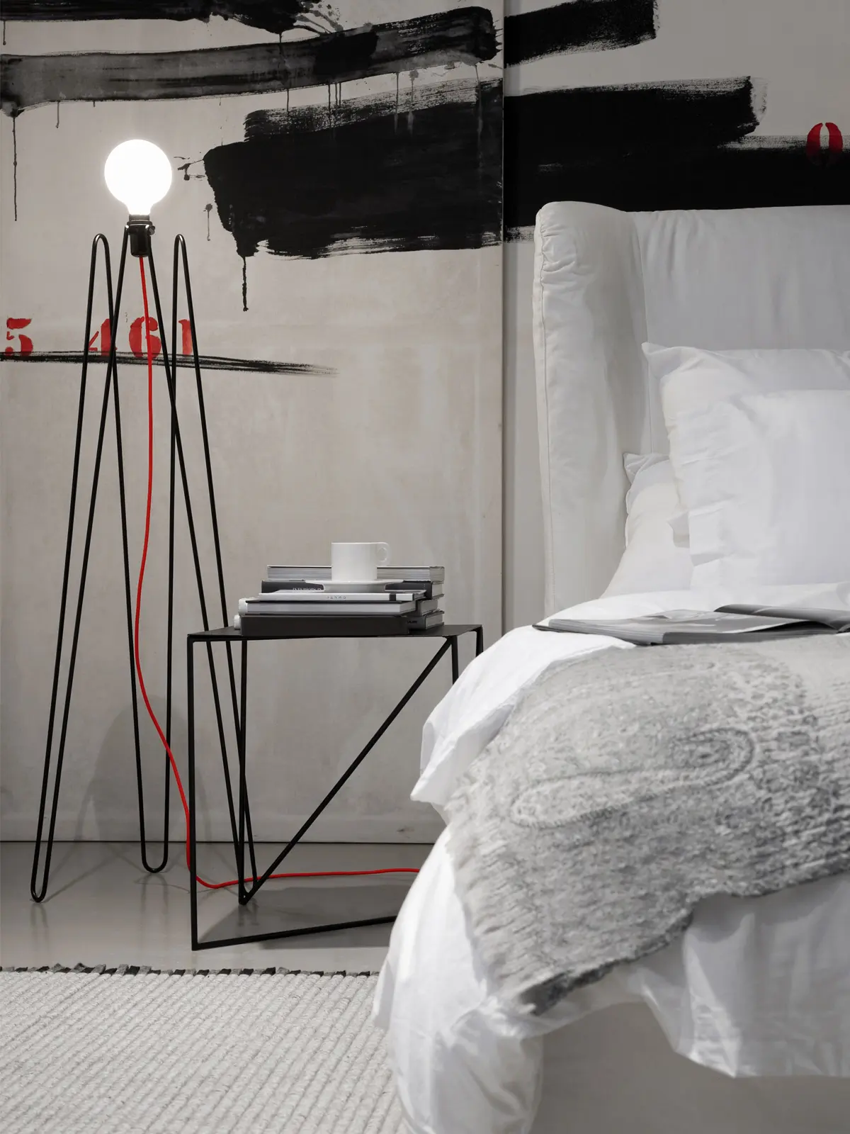 Stehleuchte aus Stahl mit nackter Glühbirne Stehleuchte Grupa Products Model Designerlampe DesignOrt