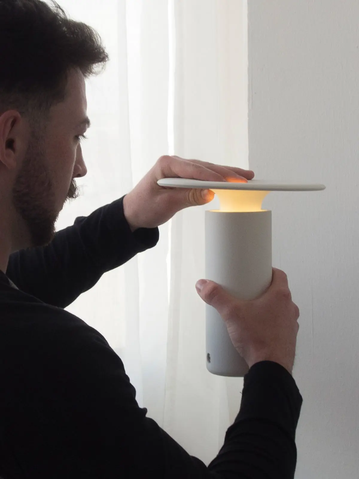 Mann mit weißer Lampe DesignOrt Blog: tragbare Lampen Pottery Project Pott spanische Keramik Lampe Nais Luis Eslava