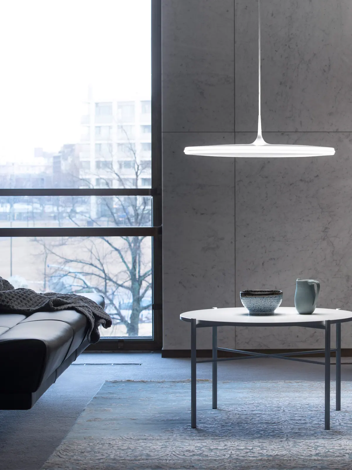 Weiße Leuchte im Raum DesignOrt Blog: flache Pendelleuchten Pendelleuchte Tip von Innolux Tapio Anttila