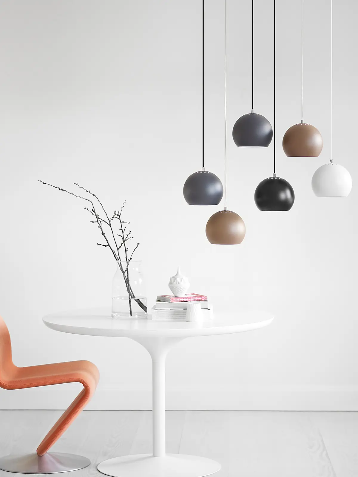 Ball Pendelleuchten mit Tisch DesignOrt Blog: Kultlampen Pendelleuchte Ball von Frandsen