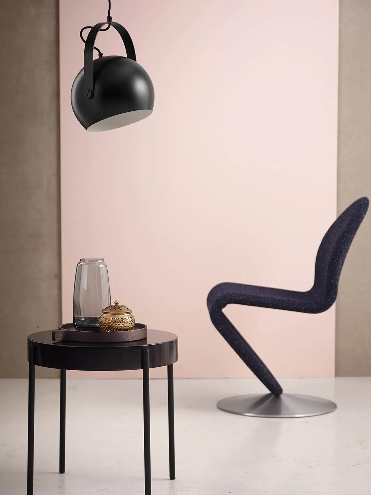 Ball über kleinem Tisch DesignOrt BLog: Designerleuchten mit variablem Lampenschirm Ball Handle von Frandsen