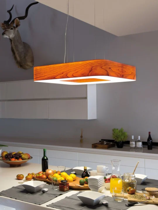 LZF Cuad Holzleuchte in der Küche