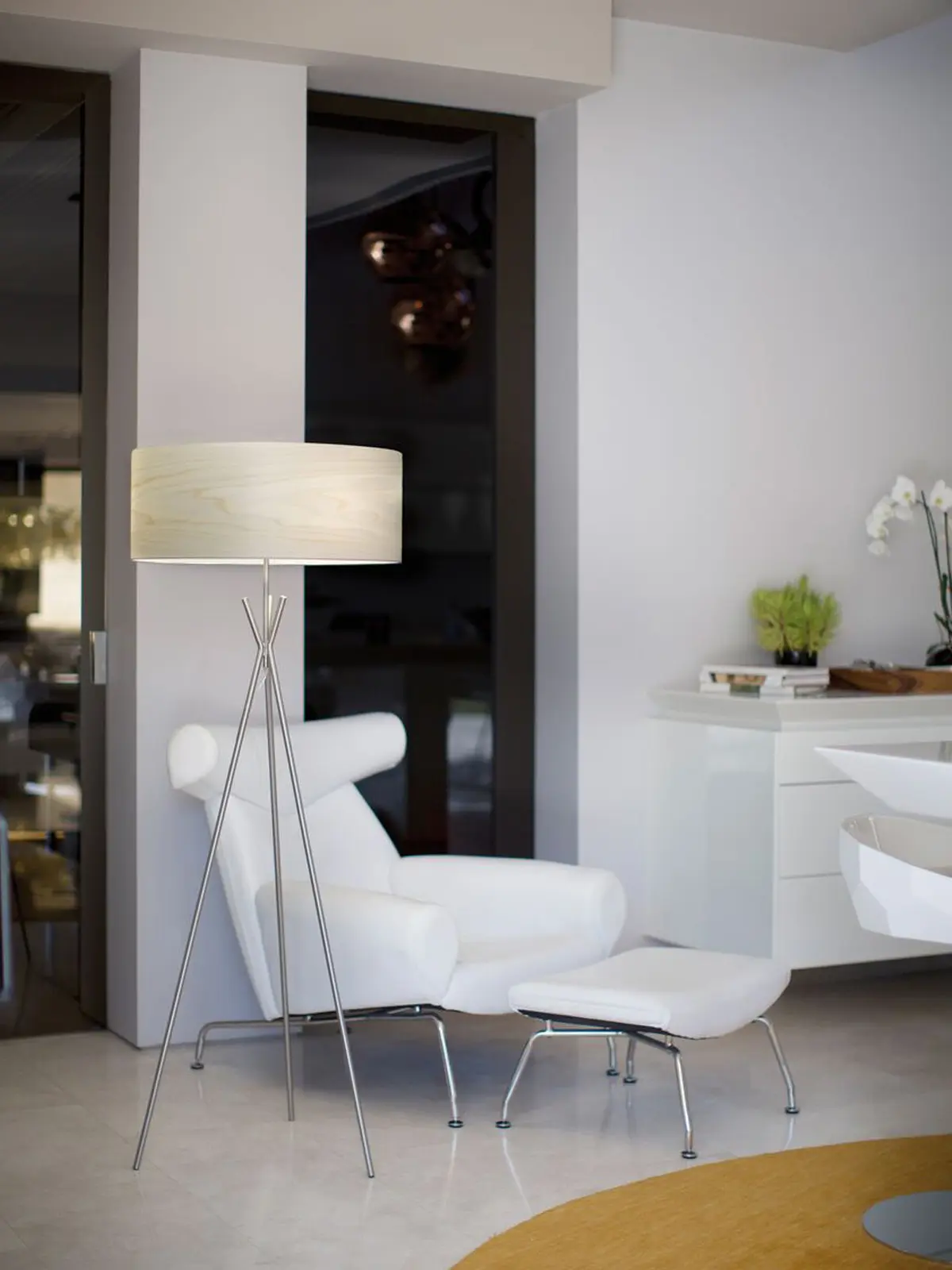 dreibeinige Stehleuchte mit Holzschirm Gea Cosmos Stehleuchte LZF im Lampenblog - 10 verschiedene Tripod Stehlampen