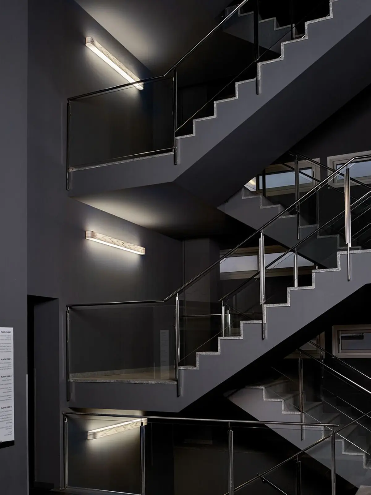 Wandleuchte Treppenhaus LZF DesignOrt Blog: Was ist eine Systemleuchte? LZF Lamps I-Club asl Leuchte im Flur