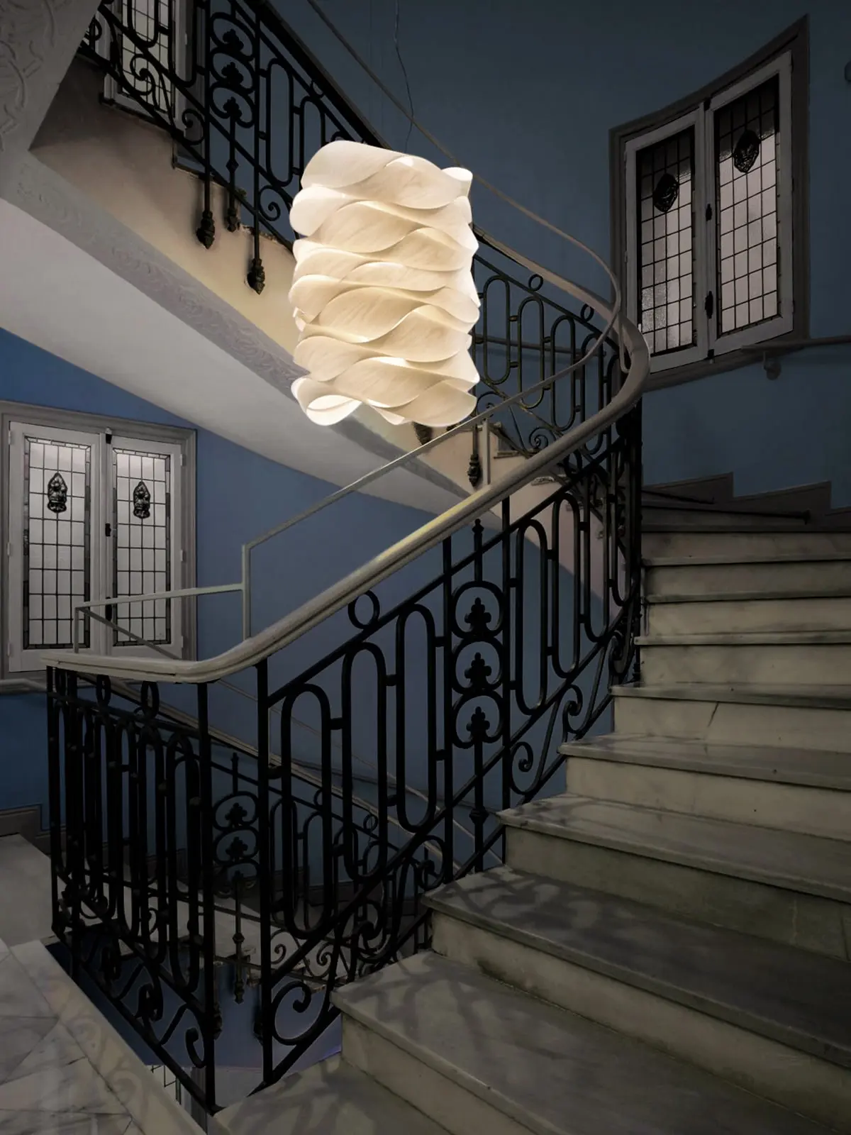 Holzleuchte im Treppenaufgang DesignOrt Blog: Statement Beleuchtung für den Flur LZF Lamps Link Chain Holzleuchte aus öko Furnierholz