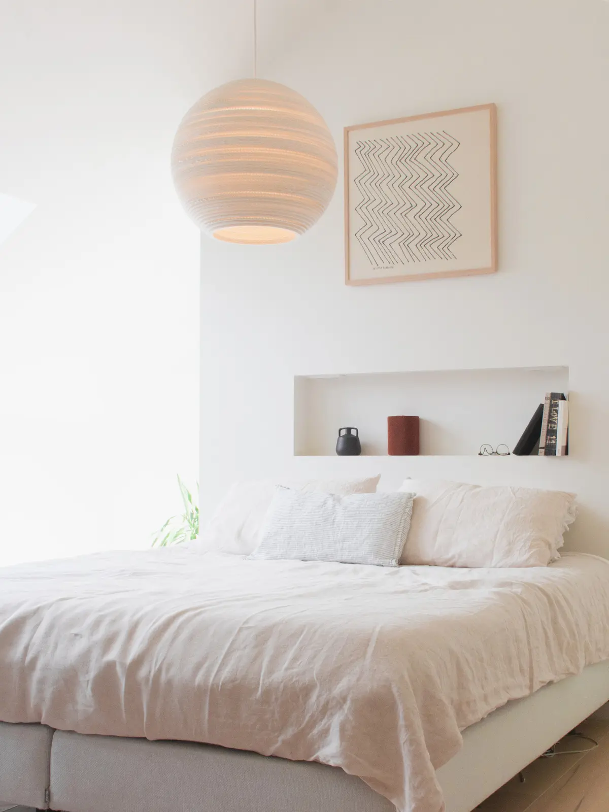 Graypants Scraplights white Moon Pendelleuchte als Beleuchtung im Schlafzimmer