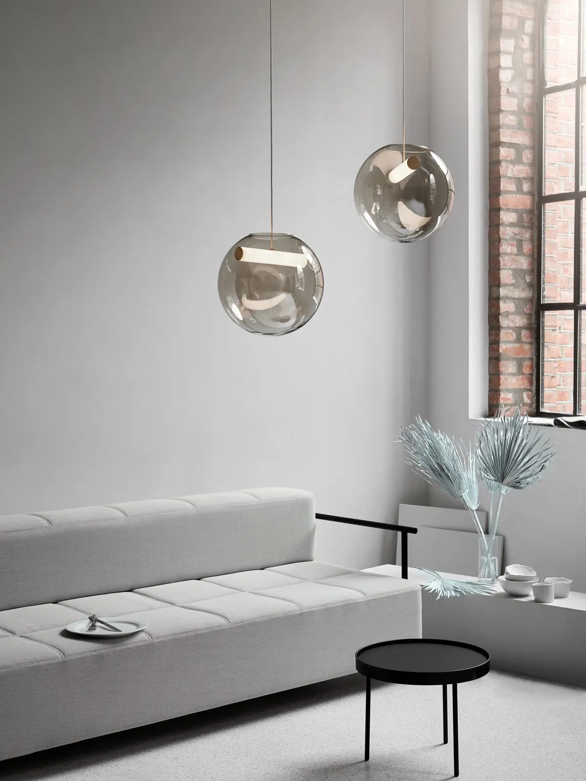 Gaslampen im Wohnzimmer Northern DesignOrt Blot: Trend: Lampen aus Glas Reveal kugelige Pendelleuchte aus mundgeblasenem Glas