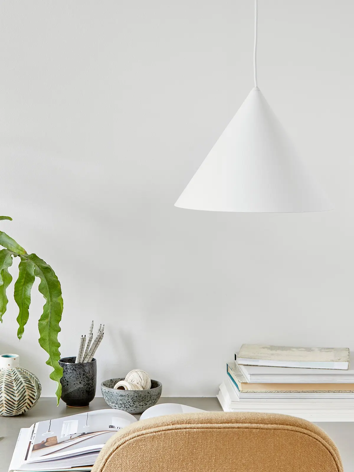 weiße Hängelampe Frandsen DesignOrt Blog: Designer im Portrait Benjamin skandinavische Pendelleuchte