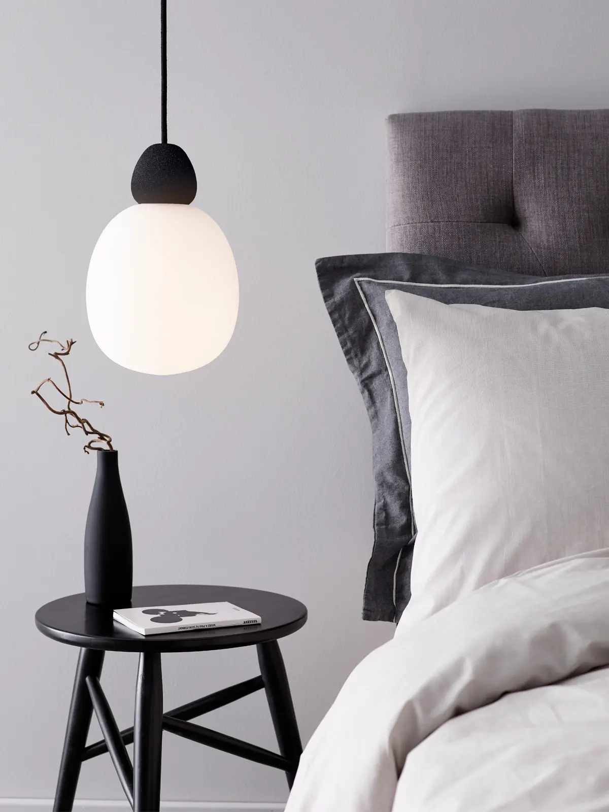 Lampenblog: Kleine Pendelleuchten Buddy P Schwarz Belid Glaslampe am Bett