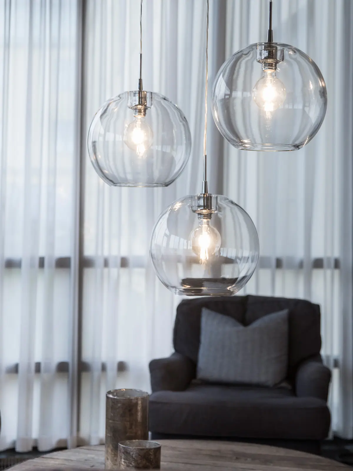 drei Glasleuchten über Tisch DesignOrt Blog: Gloria Pendelleuchte von Belid DK