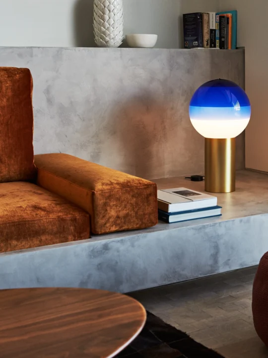 Marset Dipping Light Tischleuchte mit gefärbtem Glas