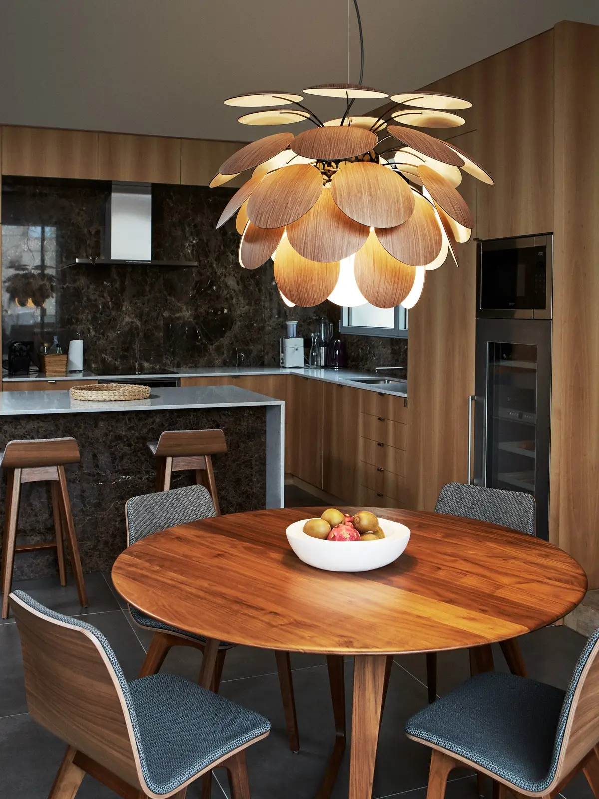 große Leuchte über Tisch Marset DesignOrt Blog: Discoco Eiche Deko Tisch Marset