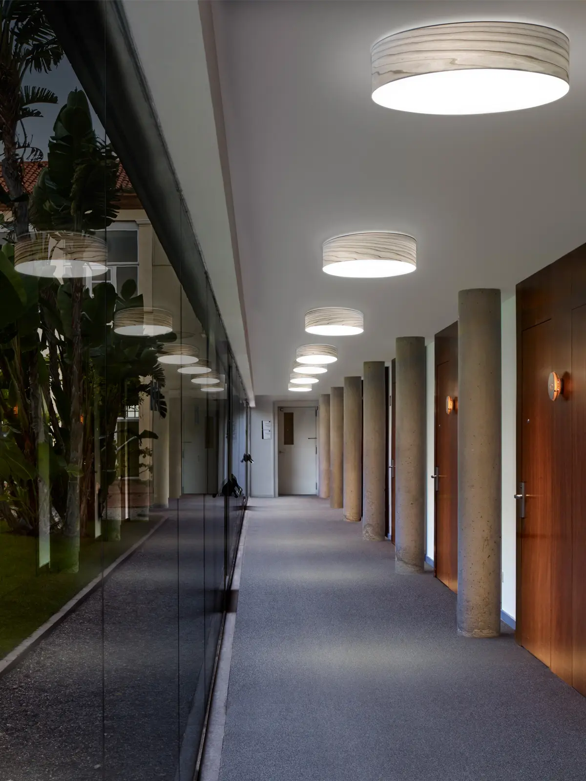 runde Wandlampen im Flur Gea a Wandleuchte gross LZF im langen Flur - DesignOrt Lampen Blog Onlineshop für Designerleuchten