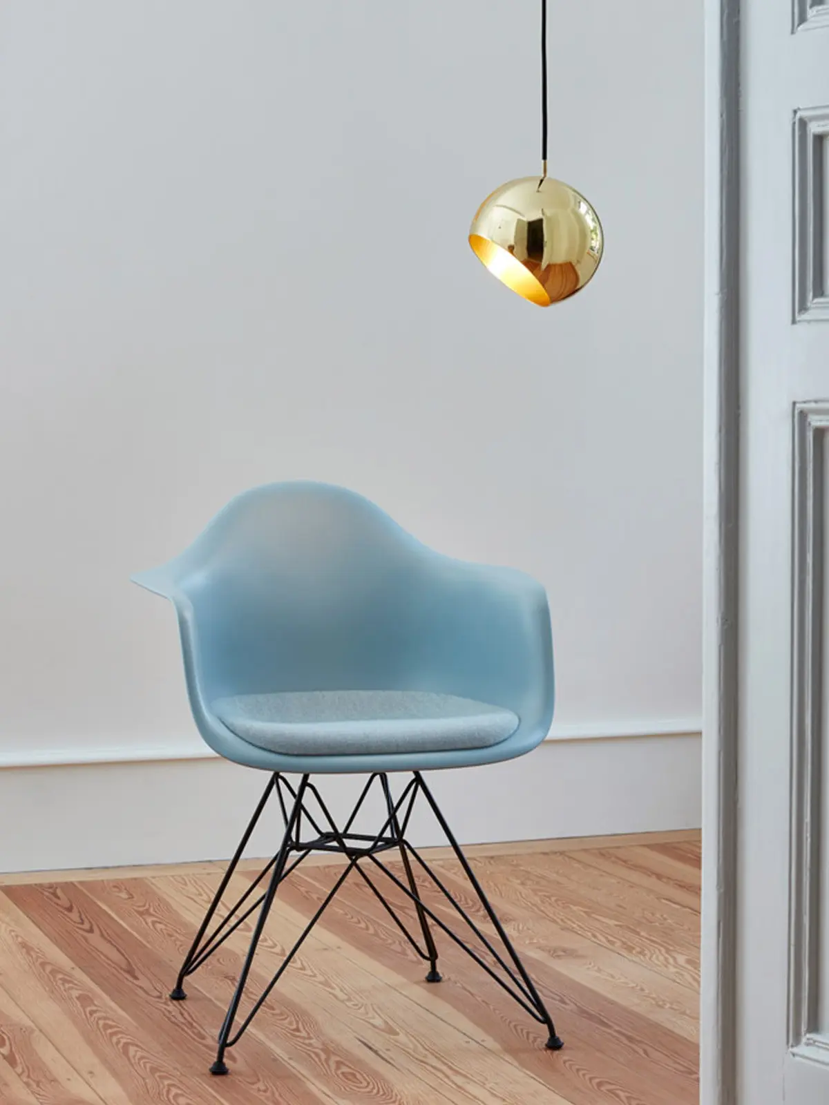 Pendelleuchte, NYTA, Tilt Globe Brass, Design: NYTA DesignOrt Blog: Tilt Globe Brass aus massivem Messing