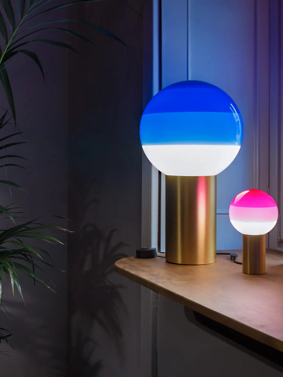 Leuchten Glasschirm Fensterbrett Marset DesignOrt Blog: Trend: Lampen aus Glas Dipping Light Marset Blau Pink