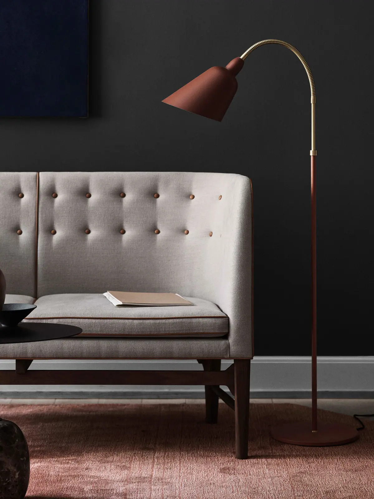 rote Bellevue Stehlampe neben Couch DesignOrt Blog: Kultlampen Stehleuchte Bellevue AJ7 and tradition