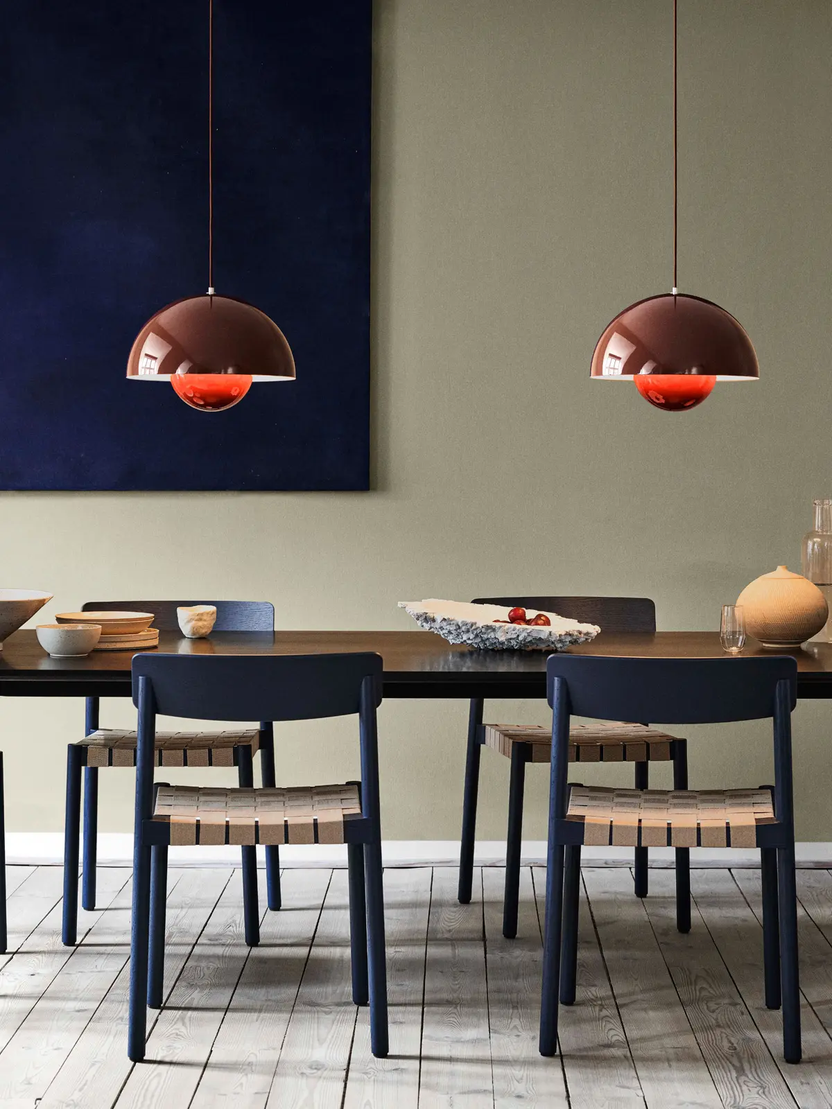 2 rote Flowerpot über Tisch DesignOrt Blog: Big Flowerpot VP2 neu in Rot &tradition