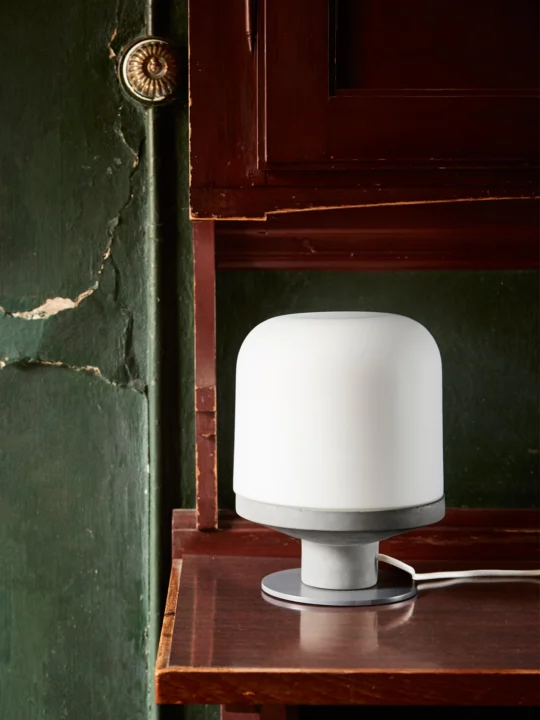 Frandsen Bombast Tischleuchte Beton und Glas