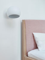 NYTA Tilt Globe Wall Short Wandleuchte mit drehbar Lampenschirm