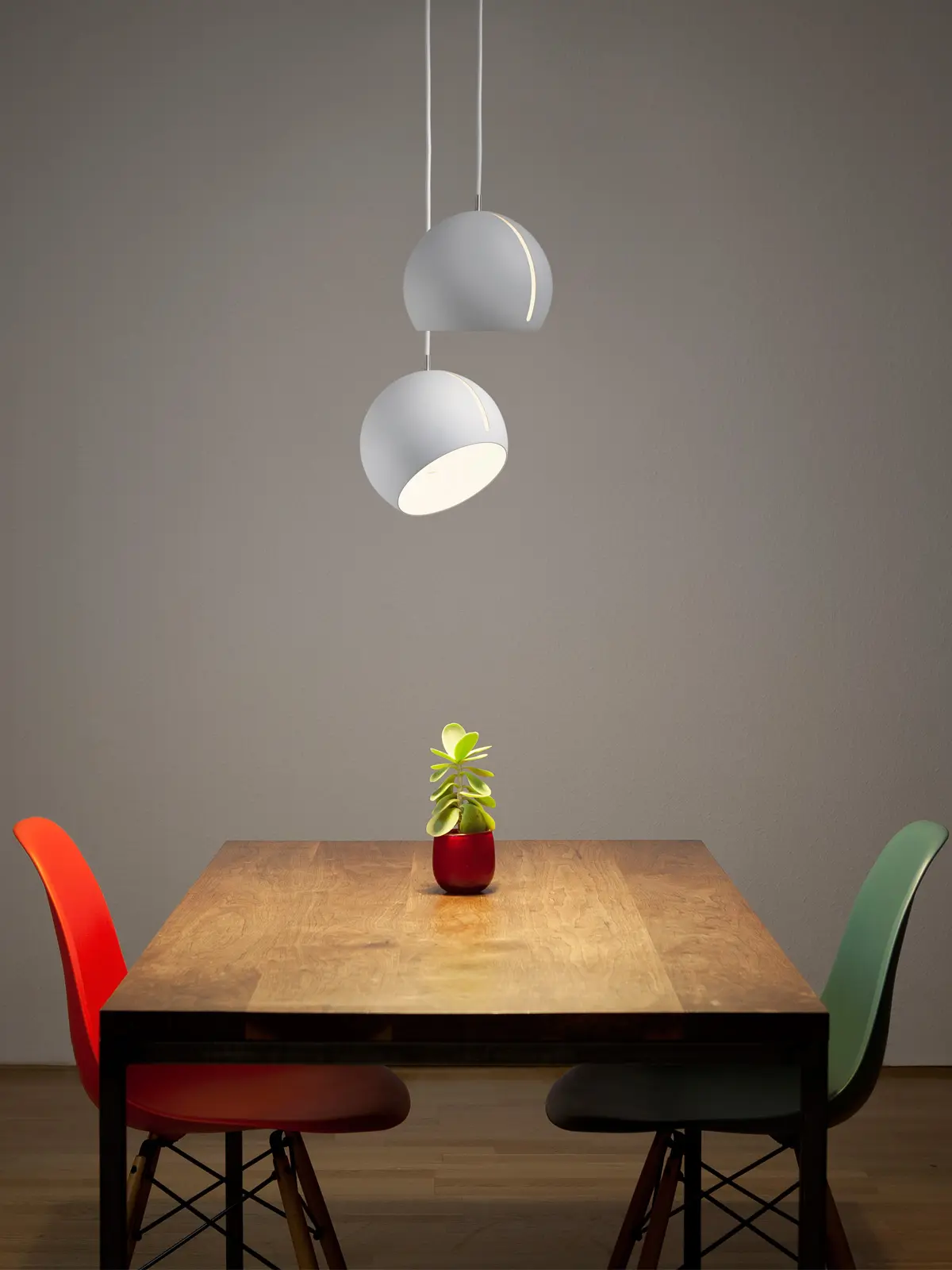 Pendelleuchte Tilt NYTA DesignOrt Blog: Best of Designduos - Tilt Globe über Tisch NYTA