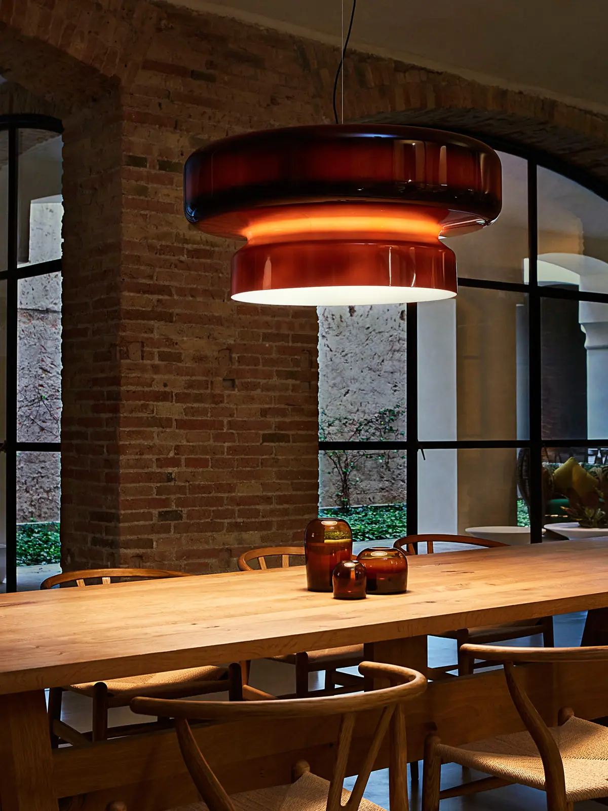 große rote Lampe über Tisch Bohemia Pendelleuchte Marset DesignOrt Onlineshop Lampen Berlin