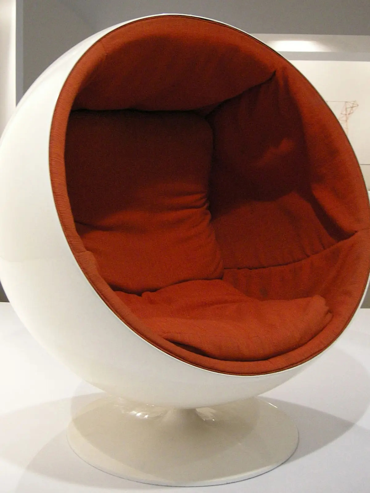 Ball Chair von Eero Arnio Globe Chair von Eero Arnio in Weiß und Rot DesignOrt Blog