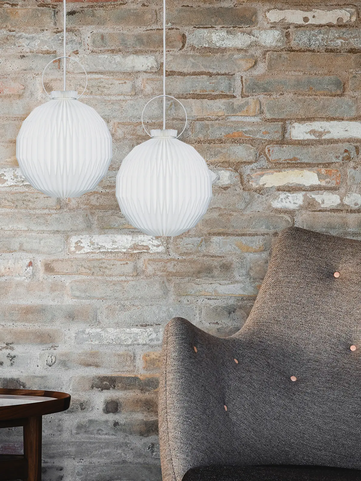 107 zwei Pendelleuchten deko Sessel DesignOrt Blog: Kultlampen Le Klint Designerleuchte in Papier oder Folie DesignOrt Onlineshop Leuchten Lampen Berlin