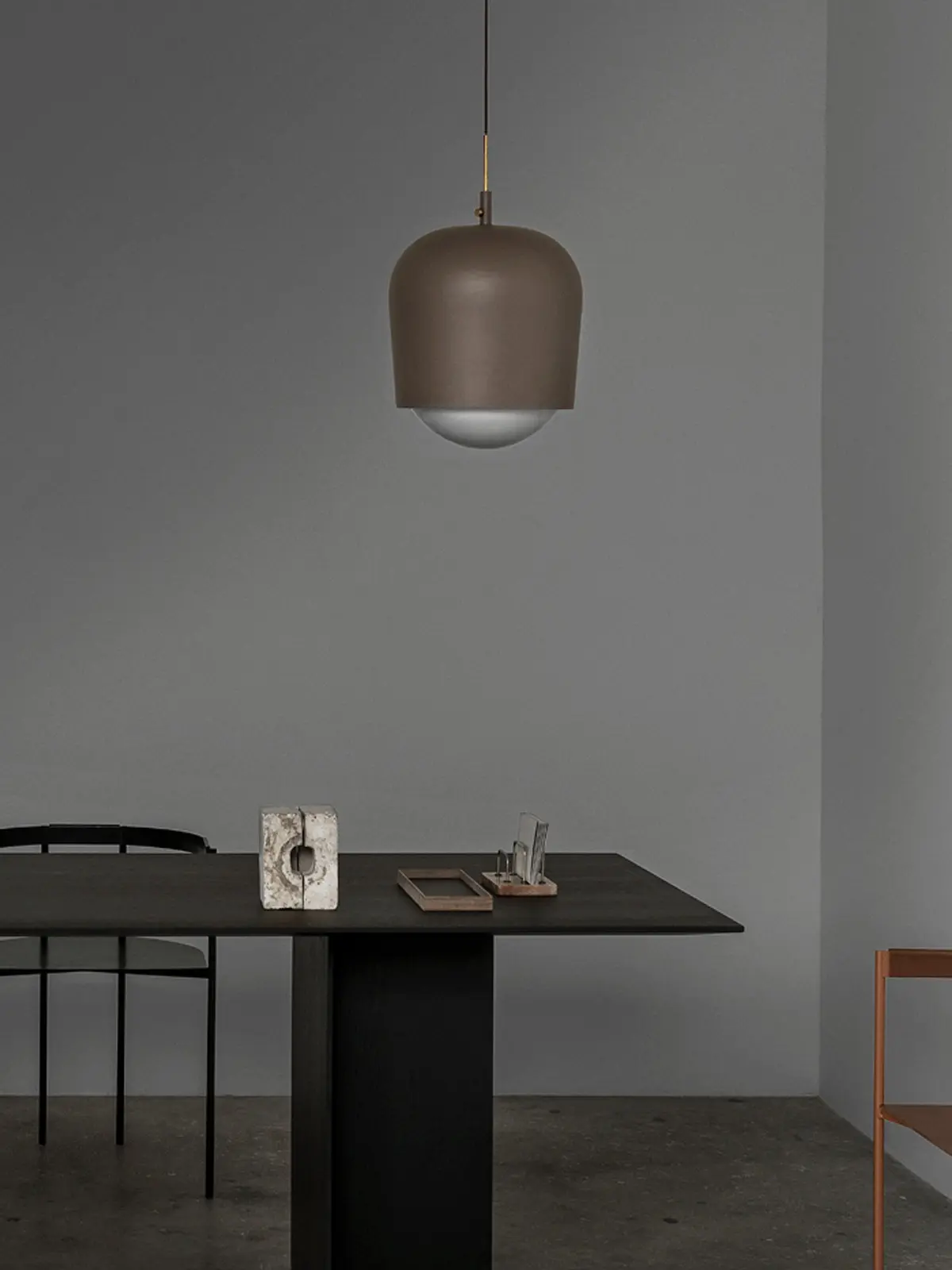 Palo über Tisch DesignOrt Blog: Designerleuchten mit variablem Schirm Blind Lamp MUNK