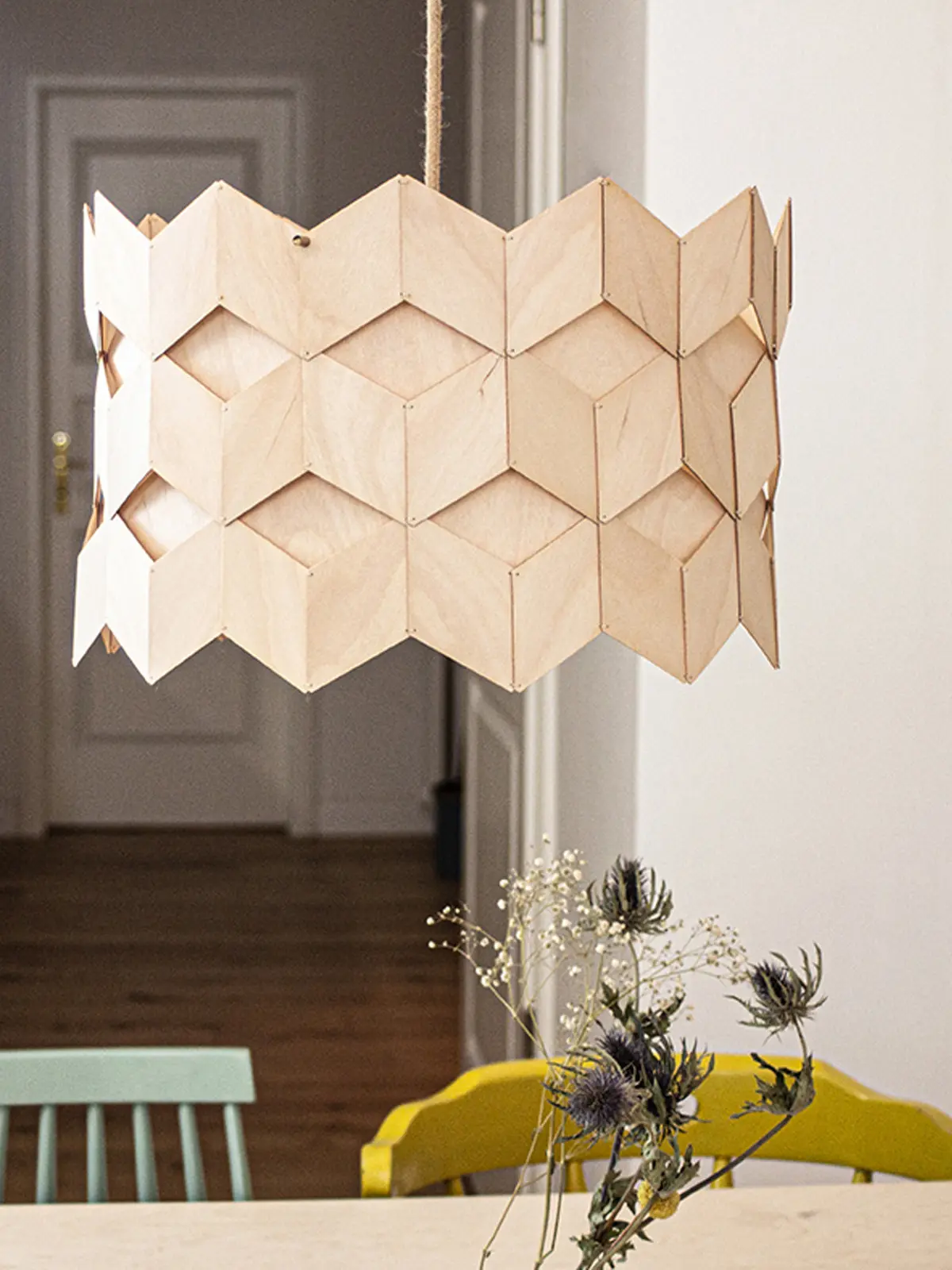 Lampe aus Holz über Tisch MAERU Rutuu Holz Lampe DesignOrt Onlineshop Lampen Blog Berlin