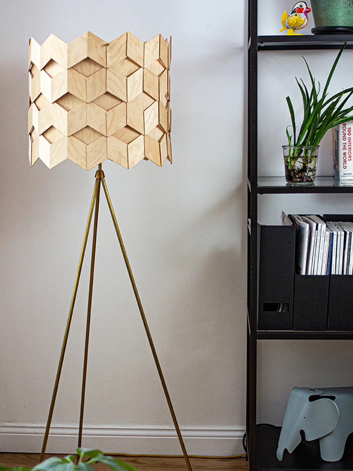 Stehlampe mit Dreibein aus Messing und Schirm aus Birken Holz MAERU Rutuu Holz Lampe DesignOrt Onlineshop - Showroom - Lampenblog