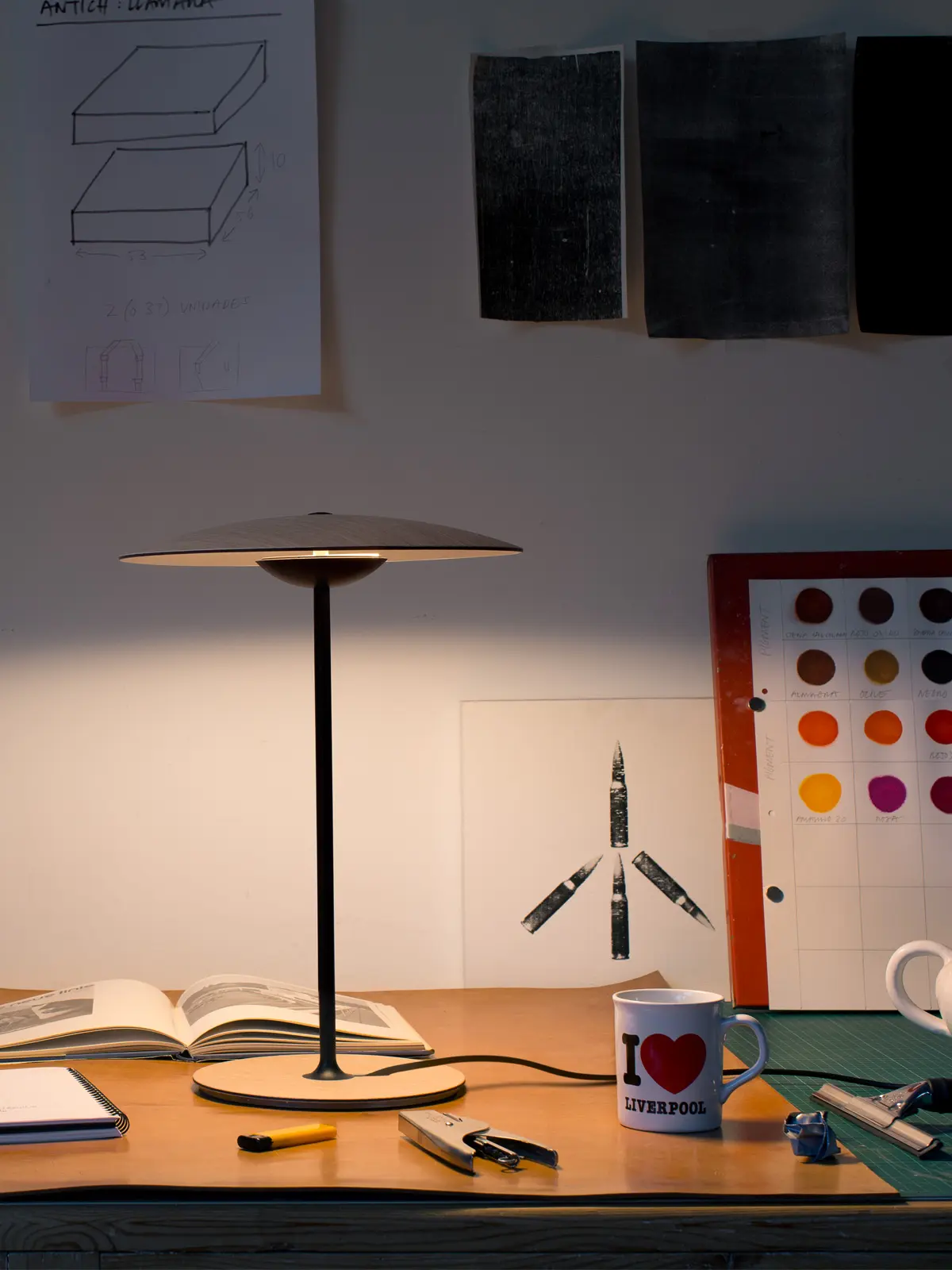 Lampenblog: Schreibtischlampen bei DesignOrt - Ginger Tischlampe von Marset auf Schreibtisch