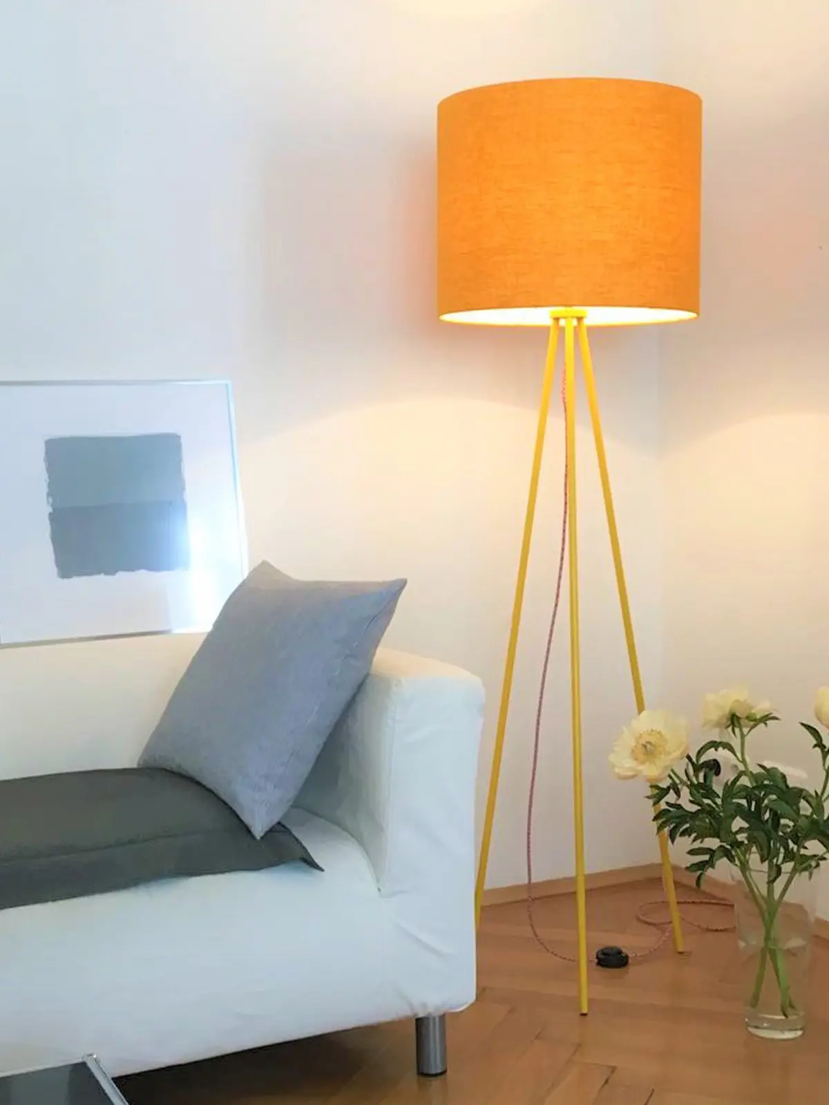 Lampe mit Dreibein aus Stahl und Schirm aus Textil Hygge Linum Tripod Stehleuchte Lumbono mit Schirm und Fuß zum Kombinieren Made in Germany